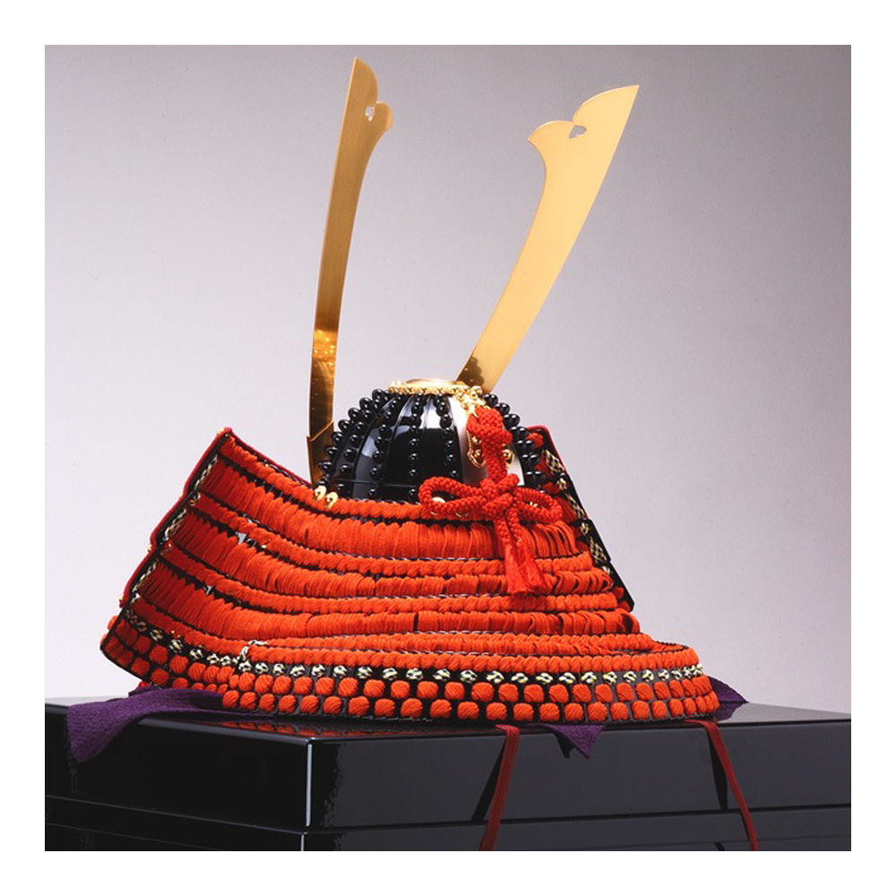 兜飾り 一冑作 緋糸威長鍬形 2/3 – 株式会社真多呂 兜飾り 一冑作 緋糸威長鍬形 2/3 – 株式会社真多呂